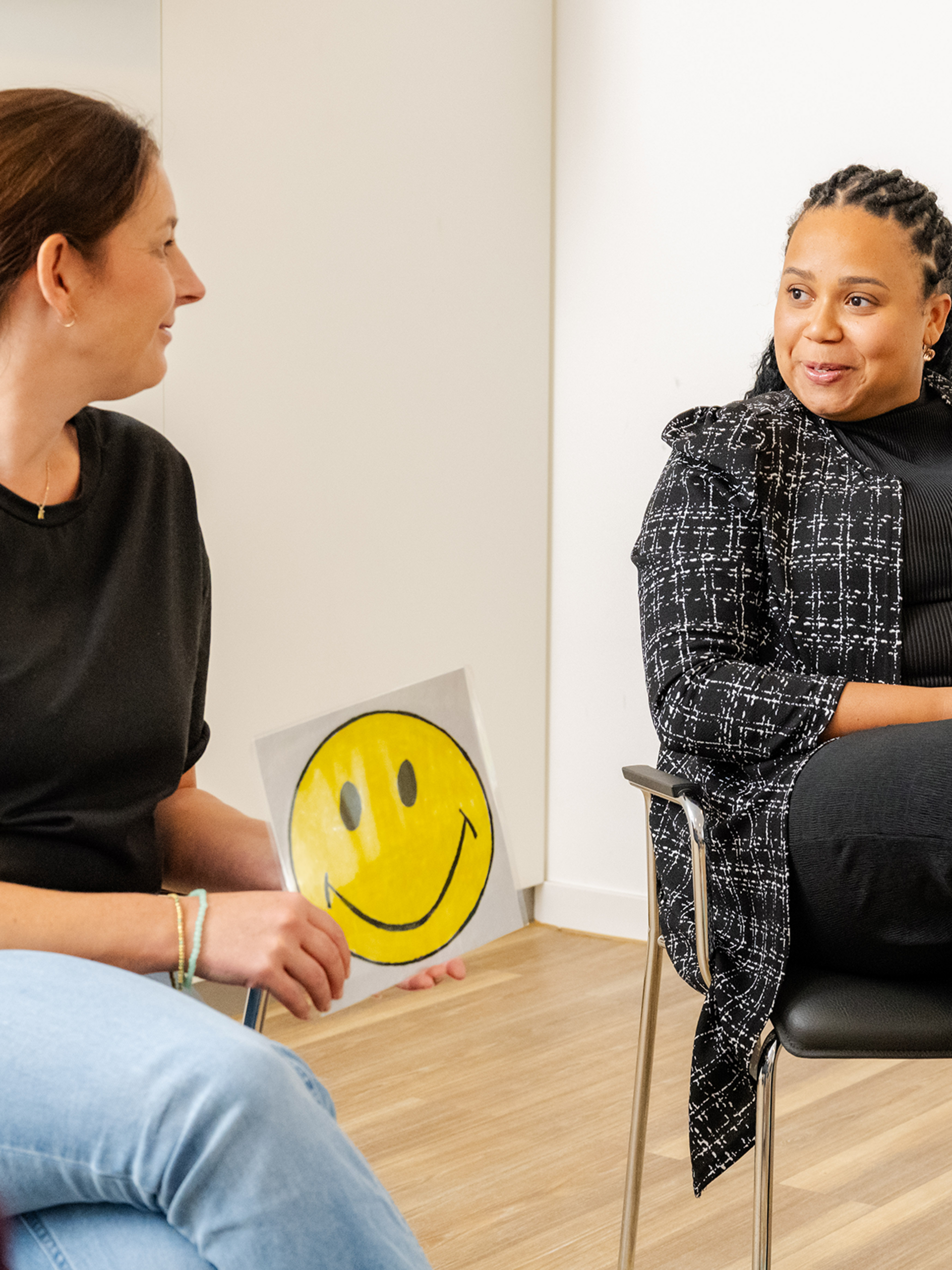 UKM | Psychiatrische Pflege | Zwei junge Frauen, die sich gegenübersitzen