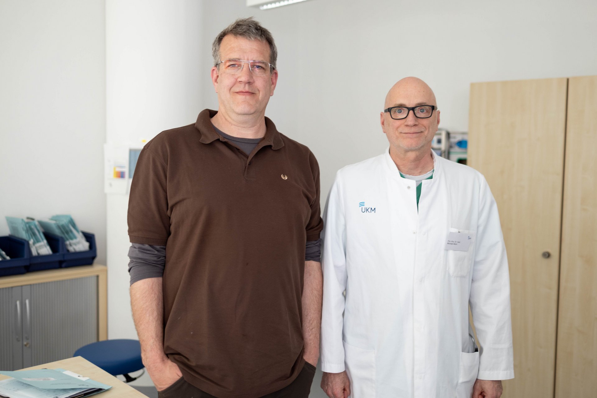 Patient Bodo Maslo und Lungenfacharzt Michael Mohr in seinem Büro am UKM