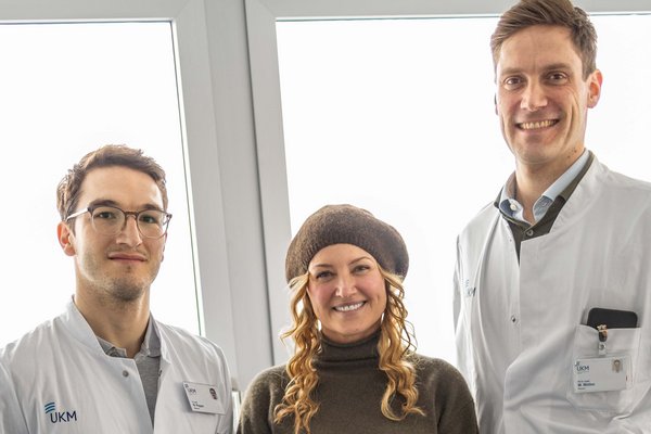 UKM | Patientin mit Radioonkologe und Neurochirurg. Alle lachen.