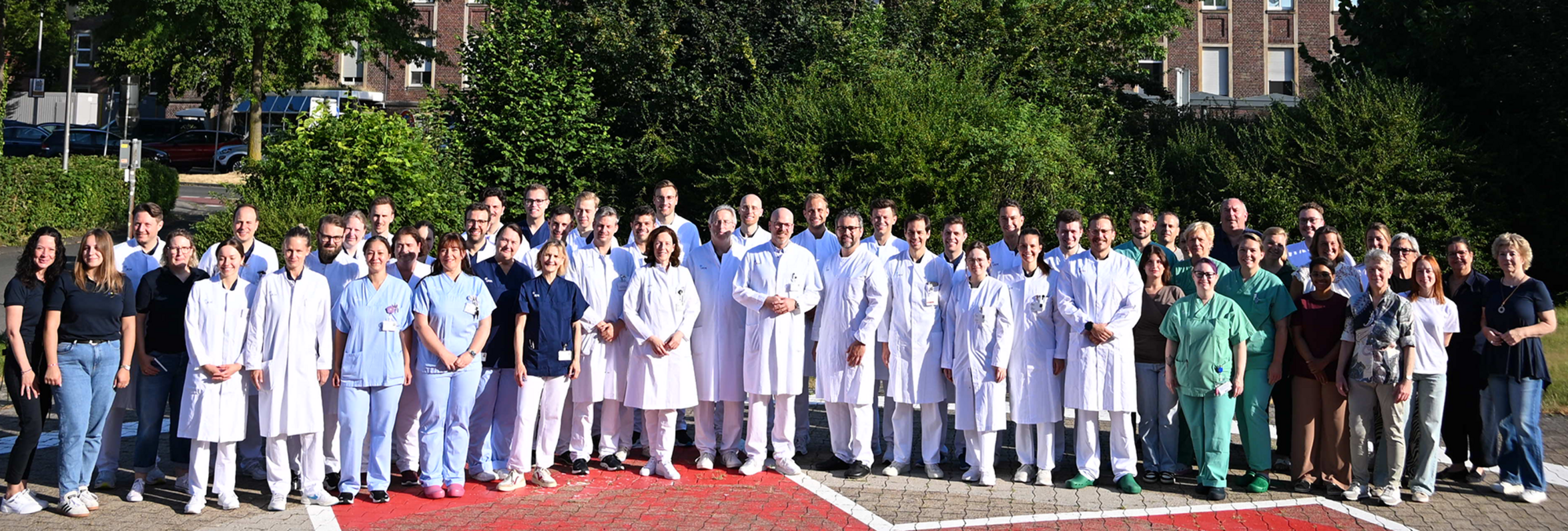 UKM | Gruppenfoto mit vielen Mitarbeitenden der Unfallchirurgie