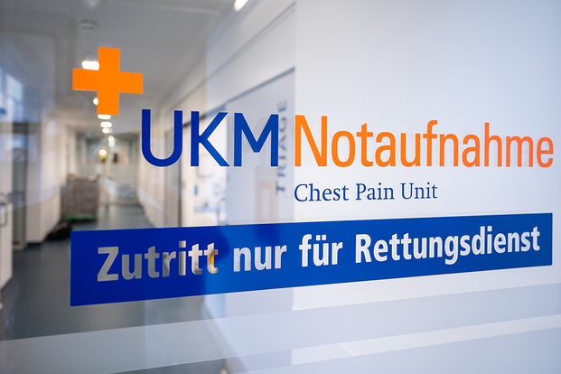 UKM Notaufnahme | Glastür mit Aufschrift UKM Notaufnahme, Chest Pain Unit, Zutritt nur für Rettungsdienst