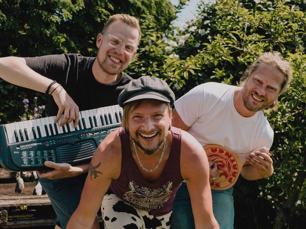 UKM | Presse | Musiker Maxim Wartenberg und die beiden anderen Bandmitglieder von Trommelfloh