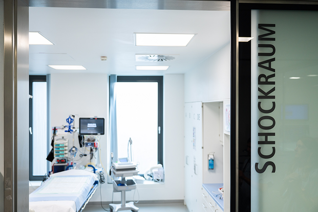 UKM-Notaufnahme | Eingang zum Schockraum | Liege, Geräte, moderne Raumgestaltung