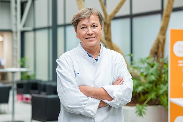 UKM-Ärztin Anne Wolowski im Foyer der Zahnklinik