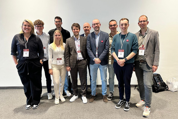 UKM | Gruppenfoto mit zehn Mitarbeitenden der Notaufnahme beim DGINA-Kongress in Köln. Sie tragen Alltagskleidung und lachen.